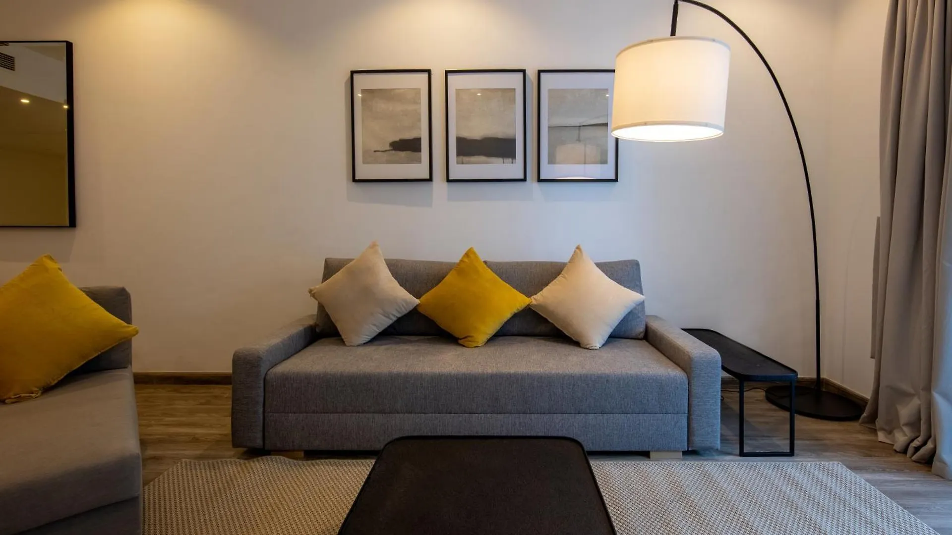 Deluxe - Dubai Marina - 52Floor Apartment 0*,  United Arab Emirates